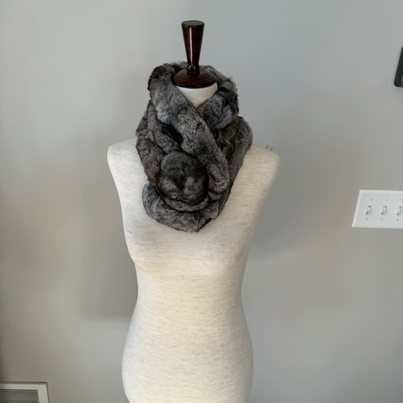 Like new! Surell Genuine Rex Chinchilla Rabbit Fur Neck Scarf - Gray - Picture 7 of 8